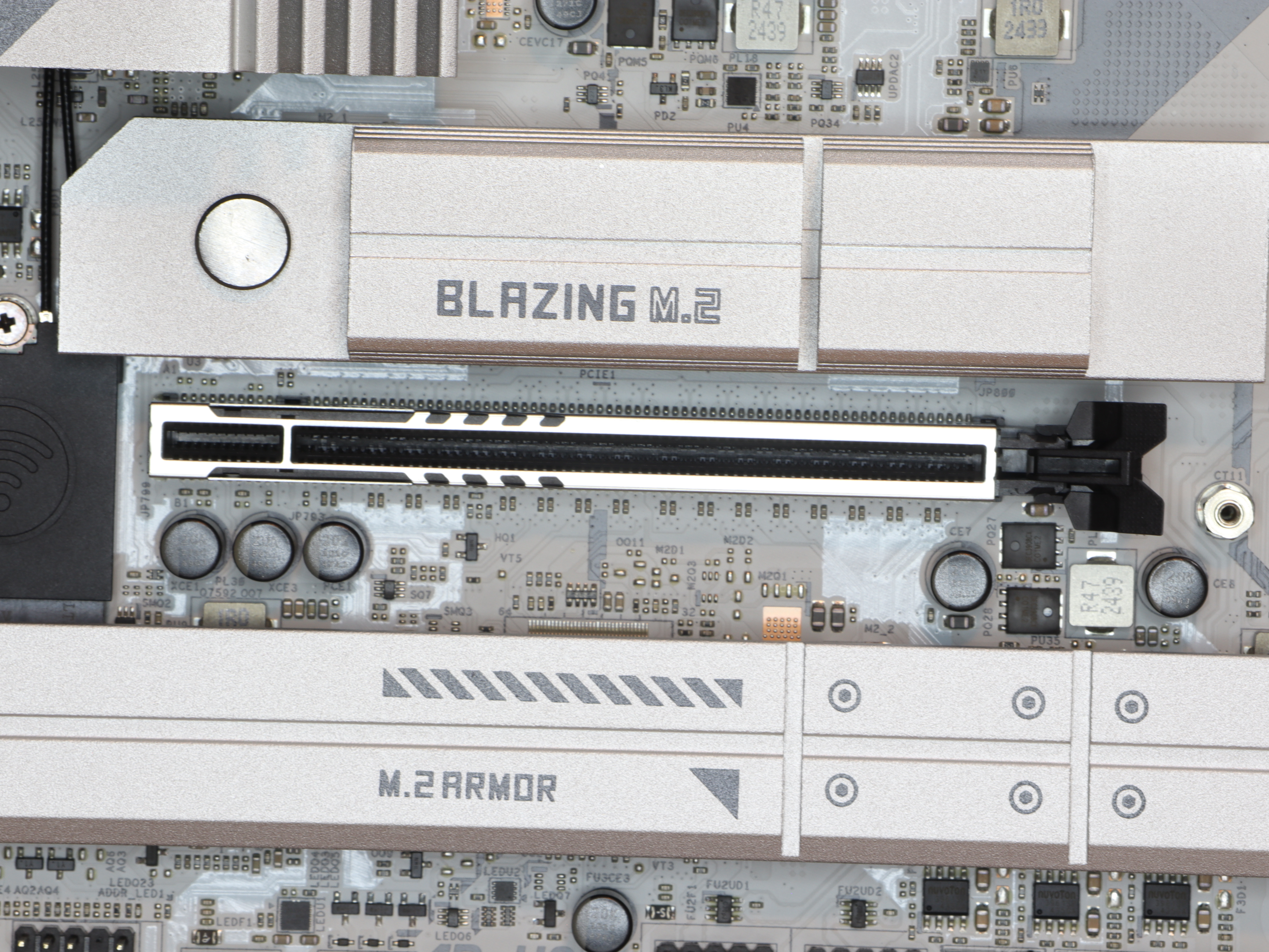 ASRock B860M Steel Legend WiFi PCIe slots reinforced graphics card support.JPG